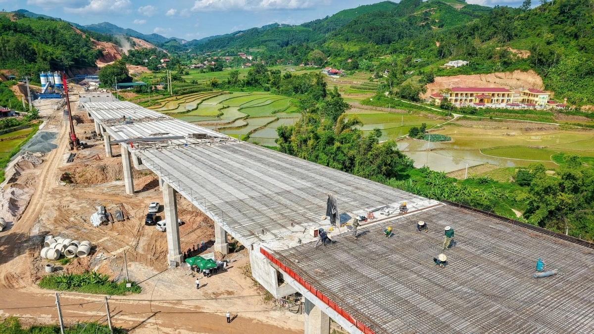 Thủ tướng yêu cầu cả nước đã có gần 2.500km đường cao tốc, phải vượt mục tiêu 3.000km trong năm nay.