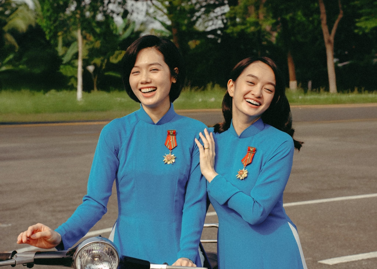 Hai bóng hồng đảm nhận vai hai tiếp viên hàng không trong "Tử chiến trên không" là Trâm Anh (trái) và Kaity Nguyễn (Ảnh: FBNV)