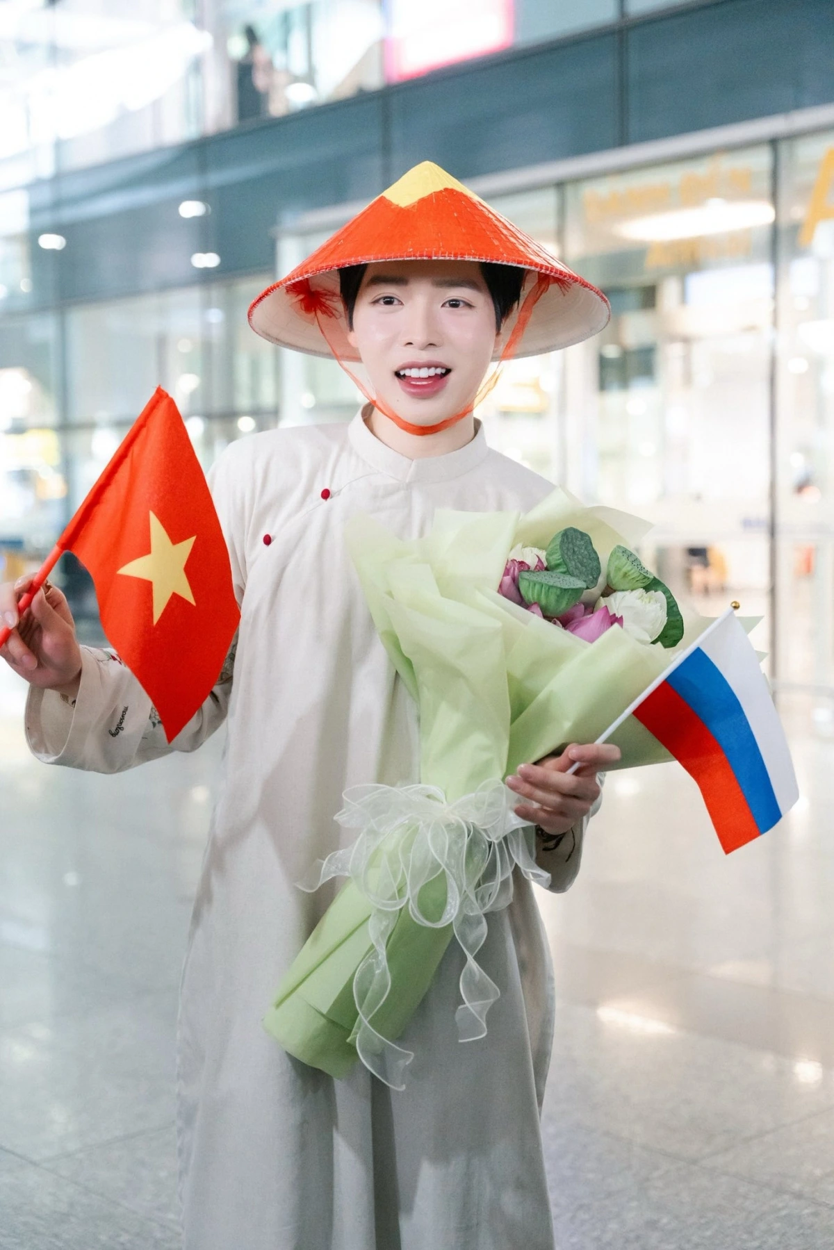 Ca sĩ Đức Phúc vừa thông báo trên trang cá nhân việc anh cùng công ty đã ủng hộ 1 tỷ đồng vào tài khoản Ủy ban Mặt trận Tổ quốc Việt Nam – Ban Cứu trợ Trung ương, nhằm hỗ trợ bà con vùng chịu thiệt hại nặng nề do bão Bualoi gây ra.