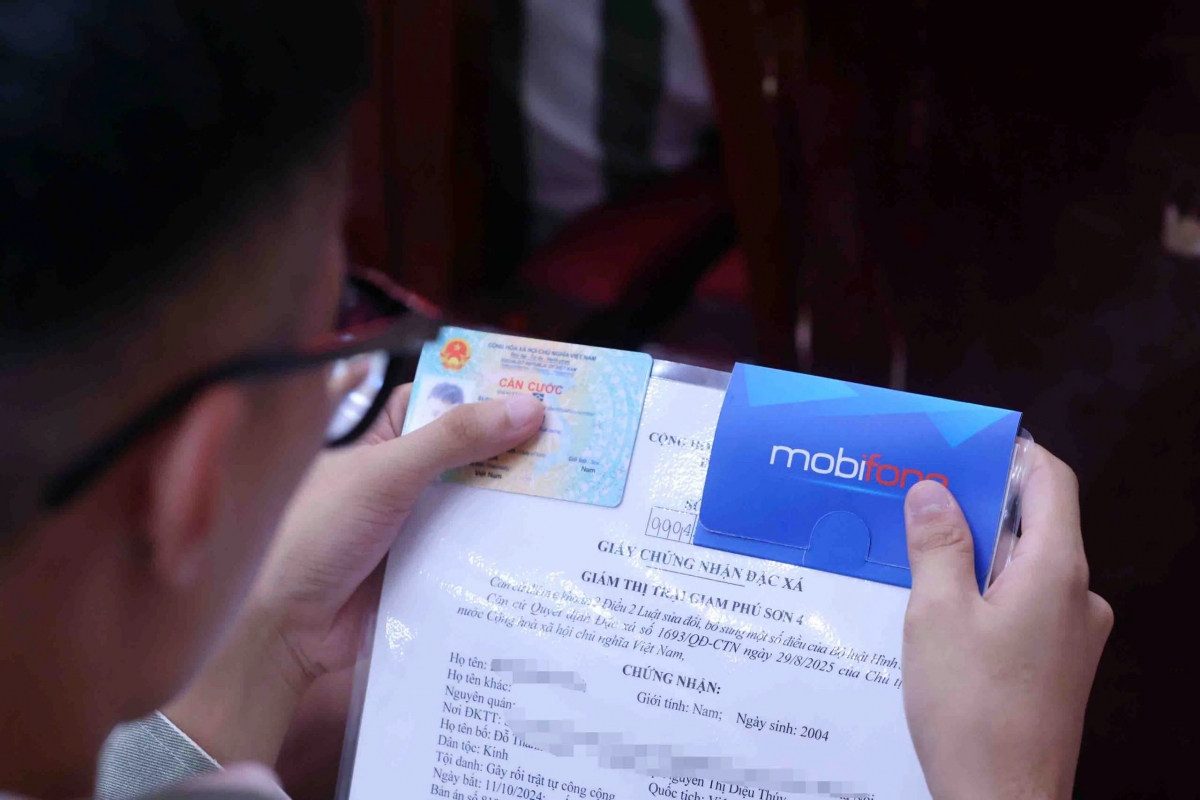 Phạm nhân nhận Giấy chứng nhận đặc xá