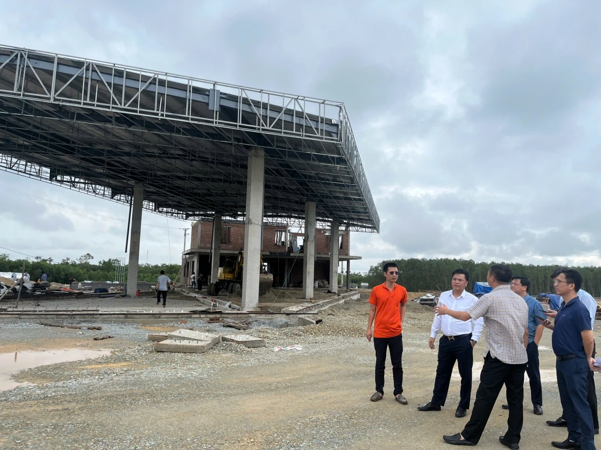  Lãnh đạo Cục Đường bộ Việt Nam kiểm tra một số dự án trạm dừng nghỉ trên tuyến cao tốc Bắc - Nam. Ảnh: PV