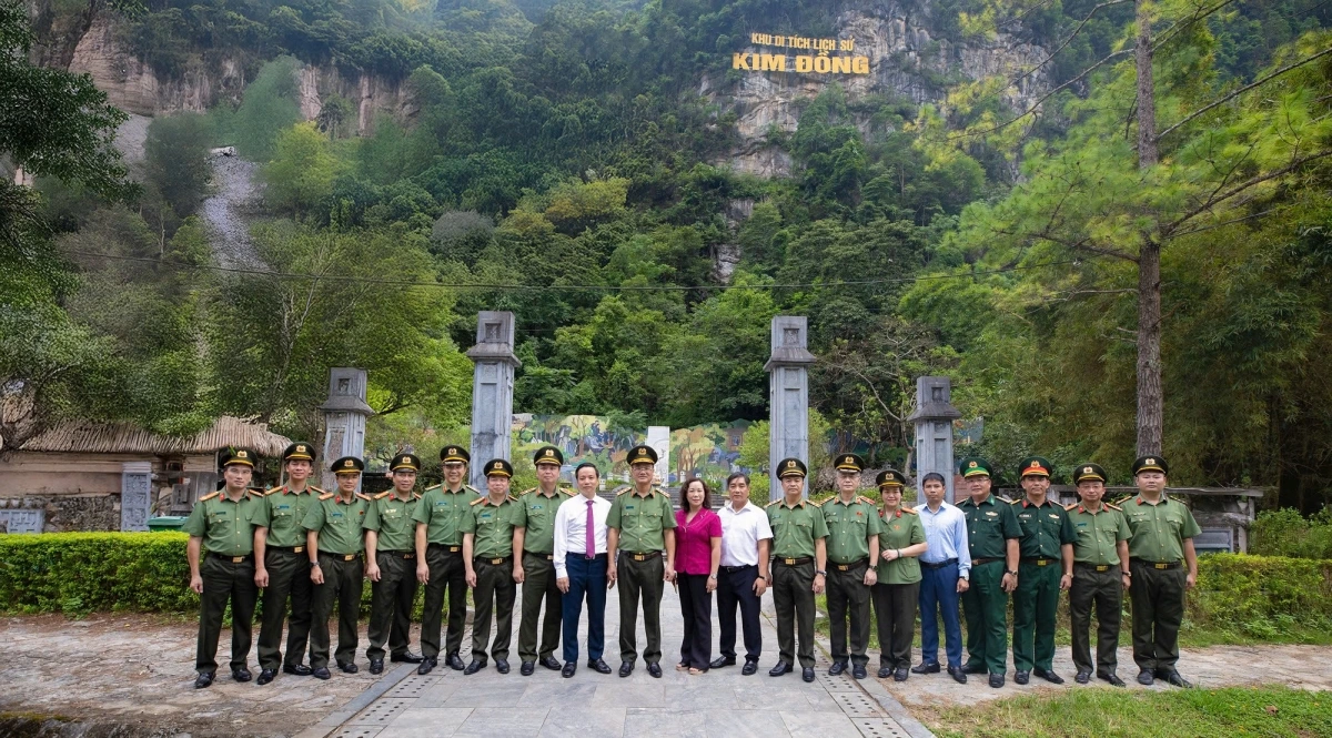 Đoàn công tác thăm khu tưởng niệm Anh hùng lực lượng vũ trang Kim Đồng tại Khu Di tích lịch sử Kim Đồng.