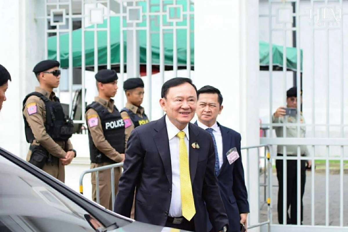 Cựu Thủ tướng Thaksin đến trình diện Tòa án. Nguồn: Thai Enquirer 