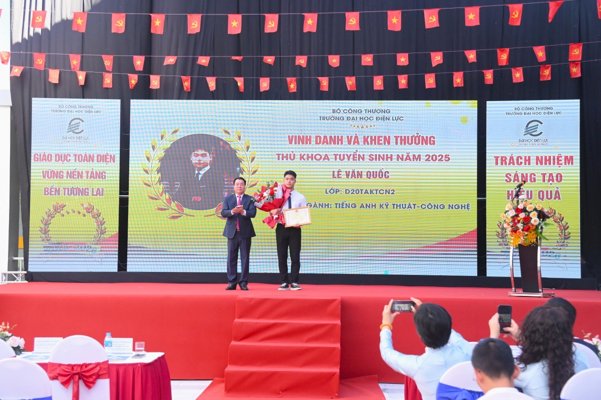 Trao khen thưởng cho thủ khoa tuyển sinh đầu vào của trường năm 2025