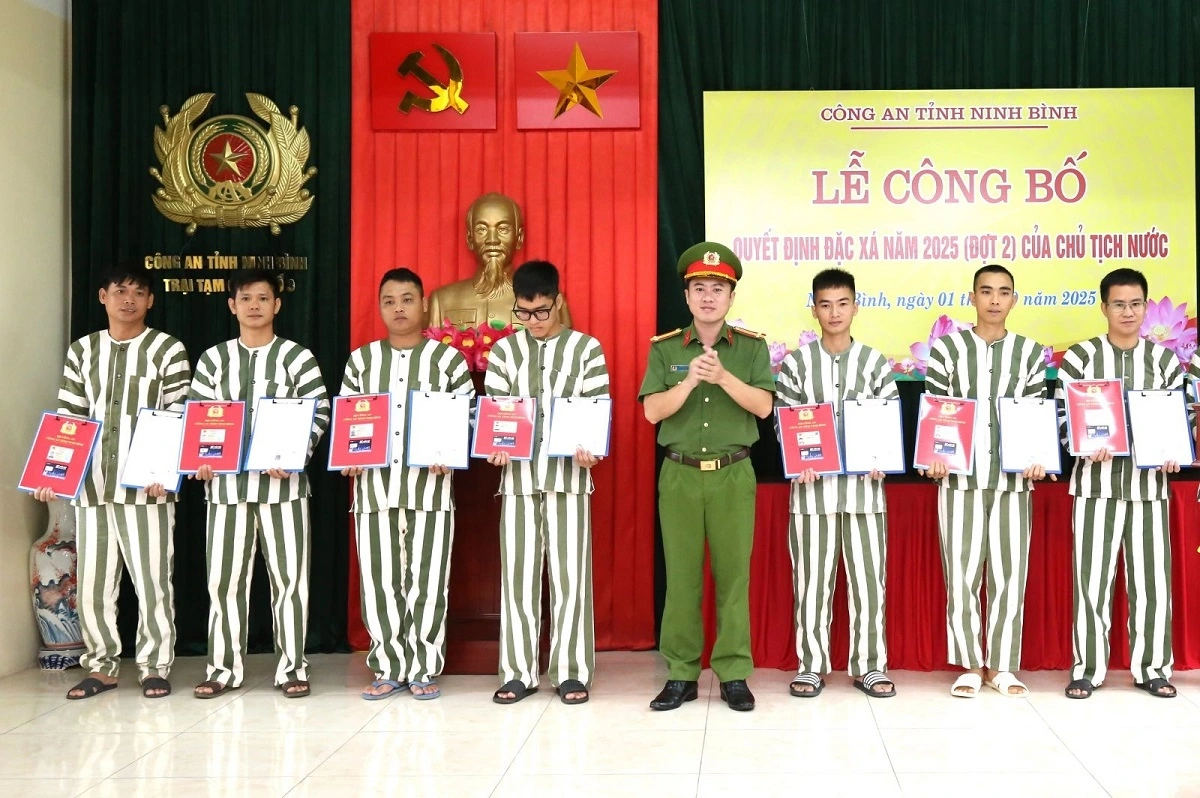 Trung tá Đỗ Quang Dụ, Phó Thủ trưởng Cơ quan thi hành án hình sự Công an tỉnh, Giám thị Trại tạm giam số 3 trao quyết định cho đại diện phạm nhân được đặc xá.