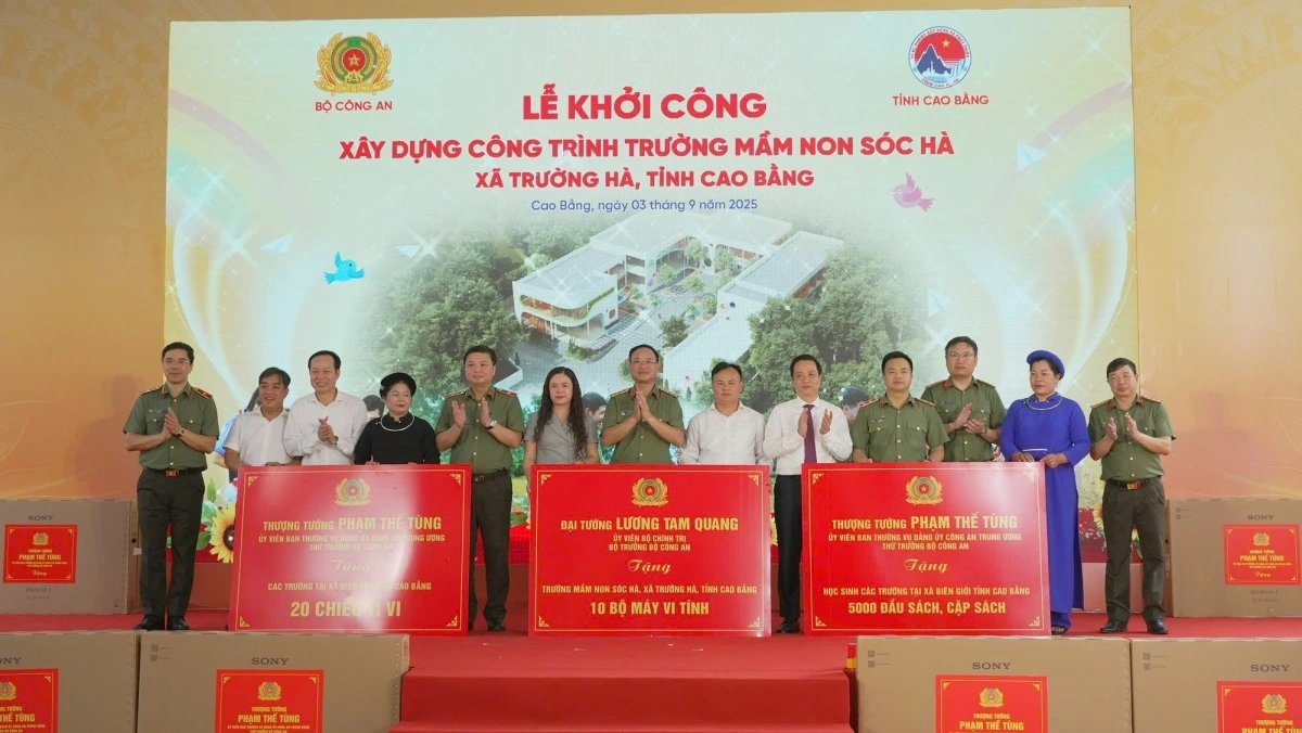 Đoàn công tác Bộ Công an cùng lãnh đạo địa phương và lãnh đạo Tập đoàn Đèo Cả trao tặng quà cho các em học sinh Trường Mầm non Sóc Hà, xã Trường Hà.