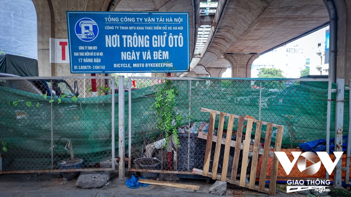 Ở khu vực này, cắm biển Nơi trông giữ ô tô thuộc quyền quản lý của Công ty TNHH MTV khai thác điểm đỗ xe Hà Nội. Tháng 9/2023, Hà Nội từng xin phép trông giữ xe dưới gầm cầu nhưng Bộ GTVT (nay là Bộ Xây dựng) bác bỏ.Tuy nhiên, do thiếu bãi gửi xe nên thành phố nhiều lần kiến nghị và được cấp thẩm quyền chấp thuận. Từ năm 2020, các gầm cầu Chương Dương, Ngã Tư Vọng, Mai Dịch, Vĩnh Tuy được phép sử dụng làm nơi trông xe tạm thời.