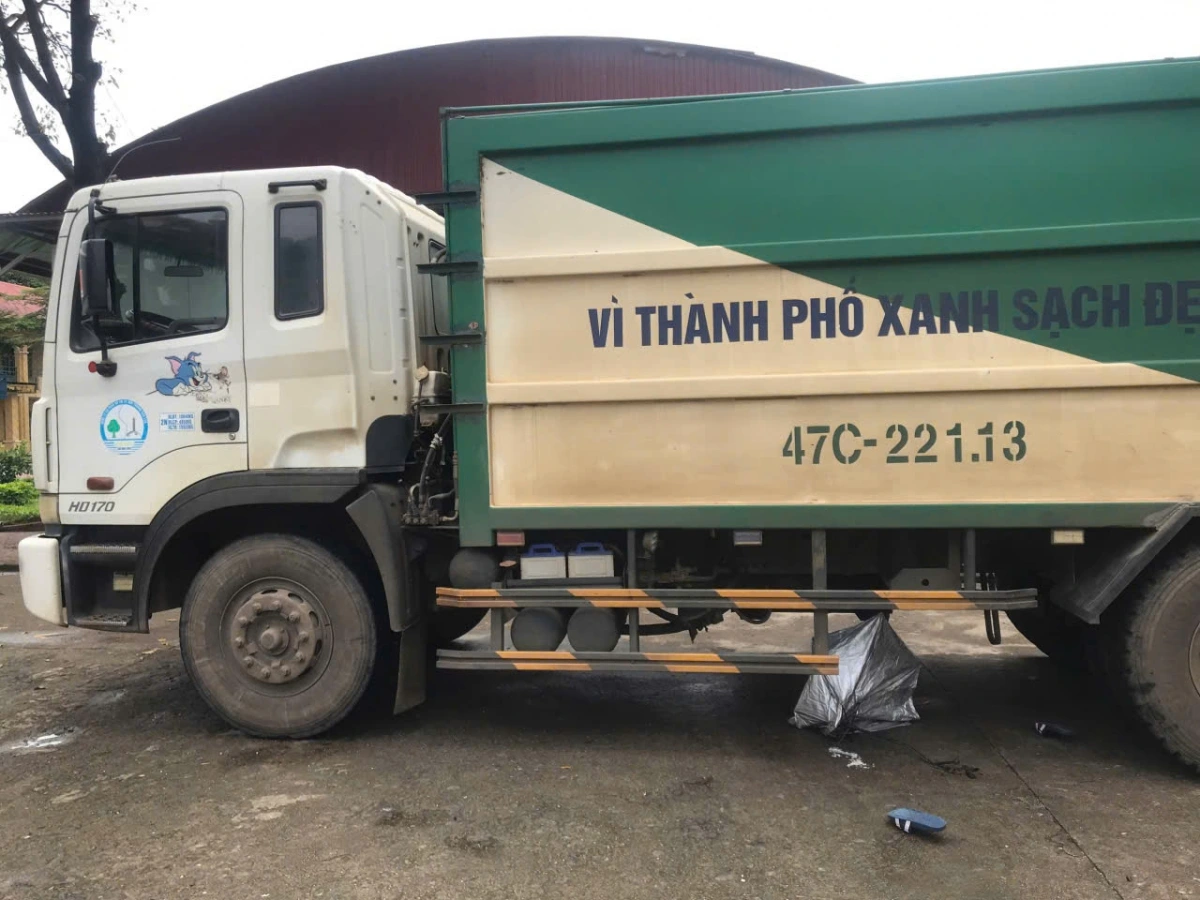 Hiện trường nơi xảy ra vụ xe thu gom rác tông 1 em học sinh lớp 6 khiến nạn nhân tử vong.