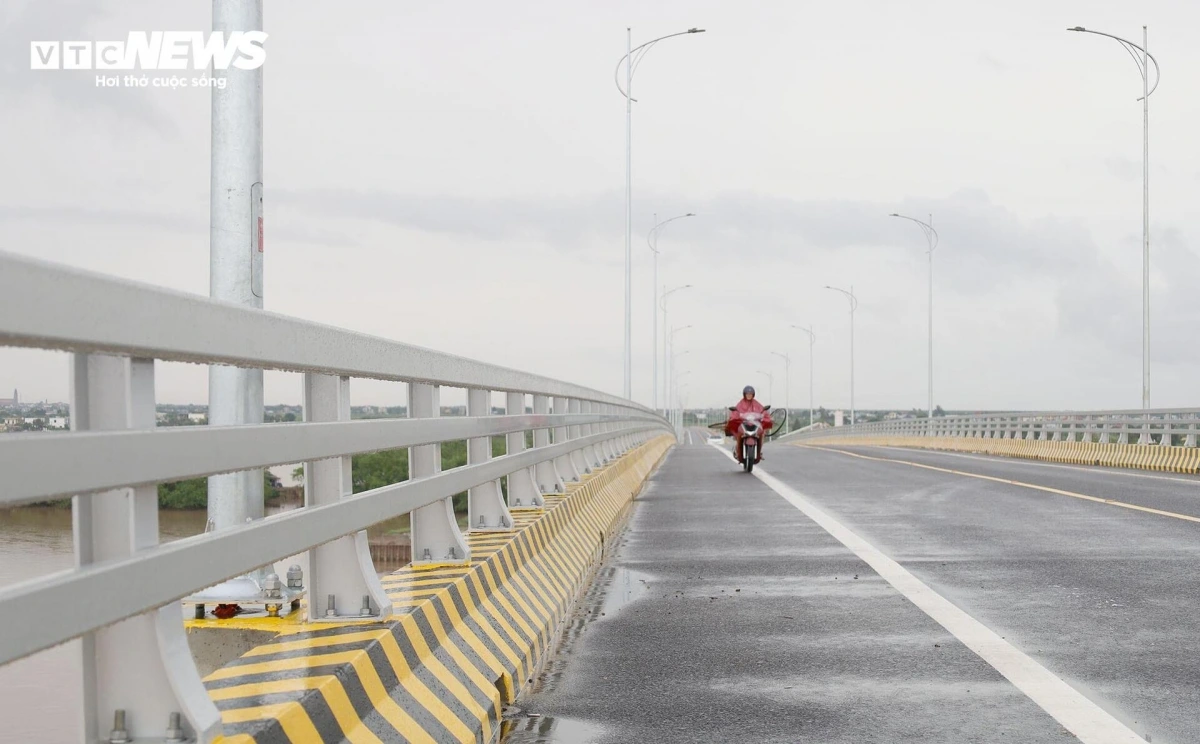 Cầu vượt sông Hồng được thiết kế hiện đại, kết cấu bền vững với hệ thống lan can, chiếu sáng đạt tiêu chuẩn, đảm bảo an toàn.