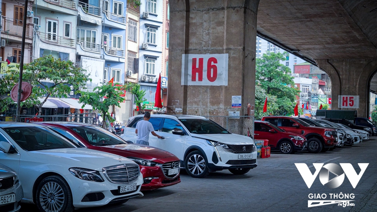 Trả lời phỏng vấn, anh P.T.Hùng (Vĩnh Hưng, Hà Nội) cho biết: “Gần đây ít chỗ lắm, nhà gần mặt đường thì không có hầm, ngõ nhỏ đông thì không đi vào được nên gửi xe ở đây là hợp lí nhất, gửi quen rồi”.