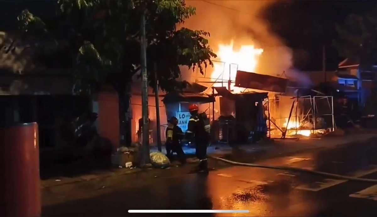 Chợ Xuân Thới Sơn bị bốc cháy trong đêm.