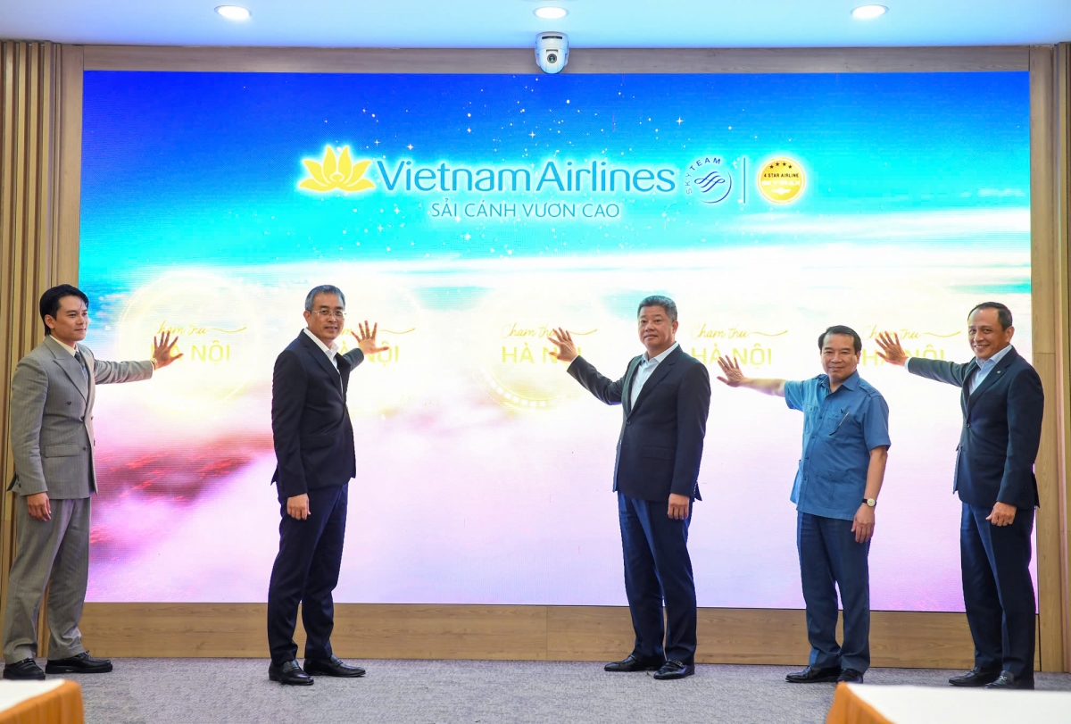 Các đại biểu thực hiện nghi thức khởi động chiến dịch “Chạm thu Hà Nội”.
