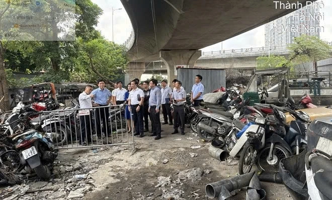 Lãnh đạo Bộ Xây dựng và Sở Xây dựng Hà Nội kiểm tra gầm cầu Vĩnh Tuy khu vực bị cháy bãi xe ngày 30/8.