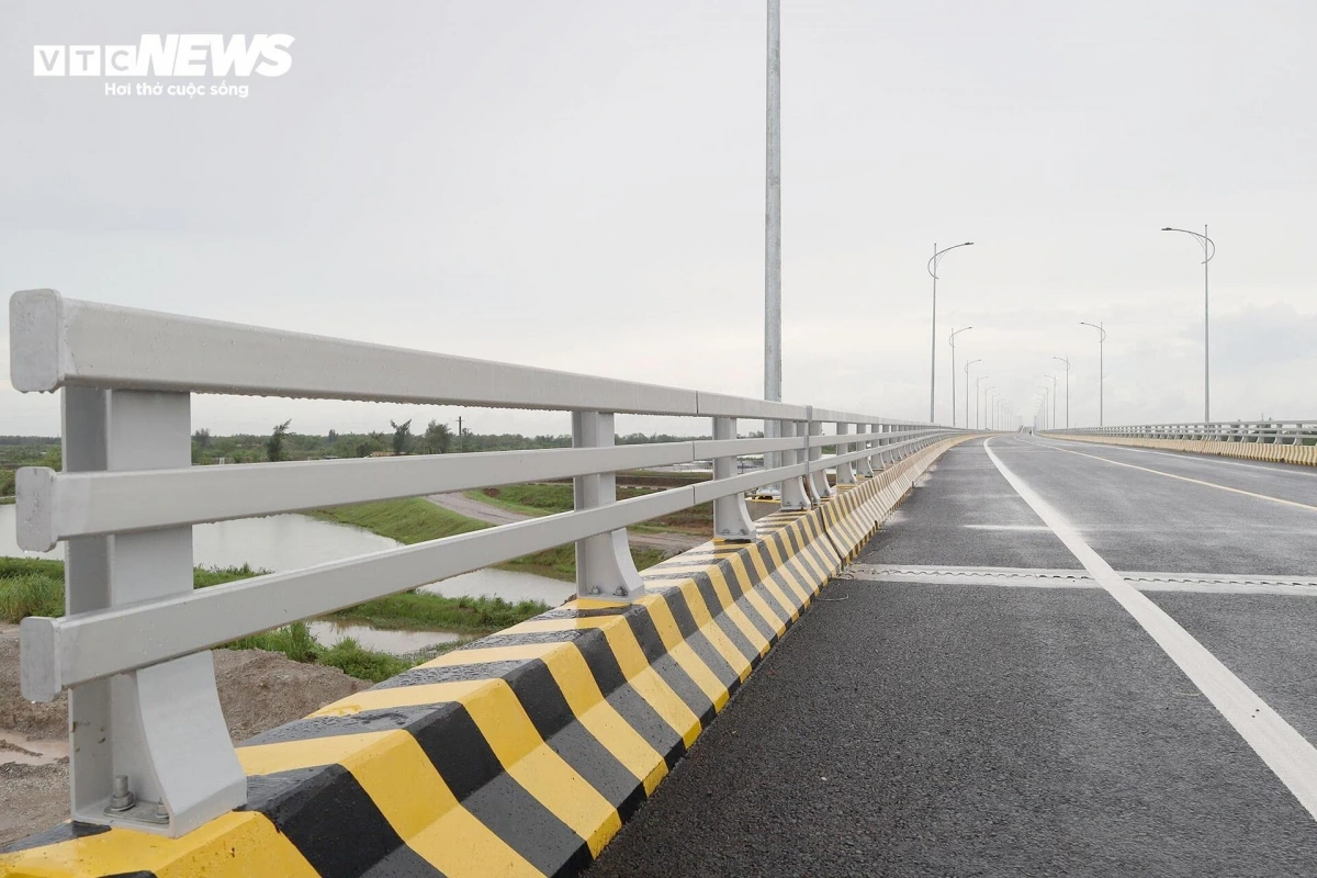 Hệ thống lan can thép kiên cố và dải phân cách sơn vàng – đen tăng khả năng nhận diện cho phương tiện.