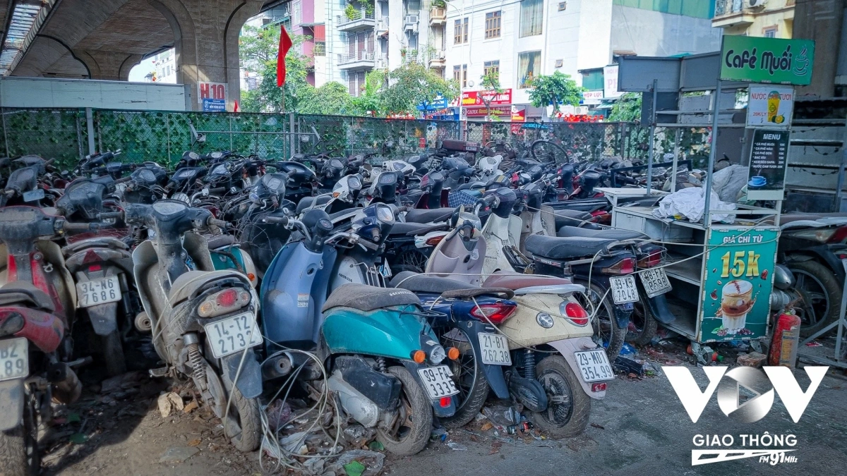 Tuy nhiên, chọn thuận tiện nhưng các chủ xe đối diện nguy cơ mất an toàn. Dù cách địa điểm cháy không xa và có nguy cơ lặp lại giống vụ cháy tại chân cầu Vĩnh Tuy, nhiều bãi xe vẫn ngang nhiên hoạt động. Tại đây, ô tô, xe máy cũ, mới, xe điện được trưng dụng lẫn lộn.