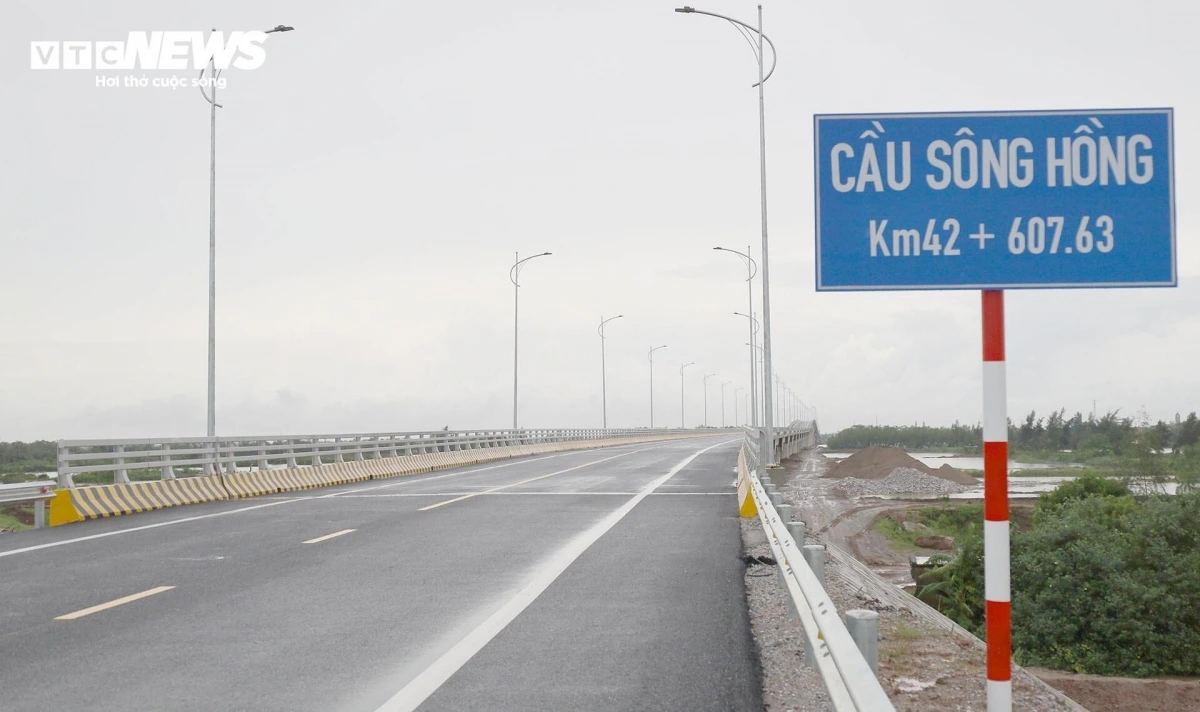 Đường dẫn ở hai đầu cầu được bố trí hệ thống hộ lan kiên cố, biển báo giao thông rõ ràng, đảm bảo an toàn...