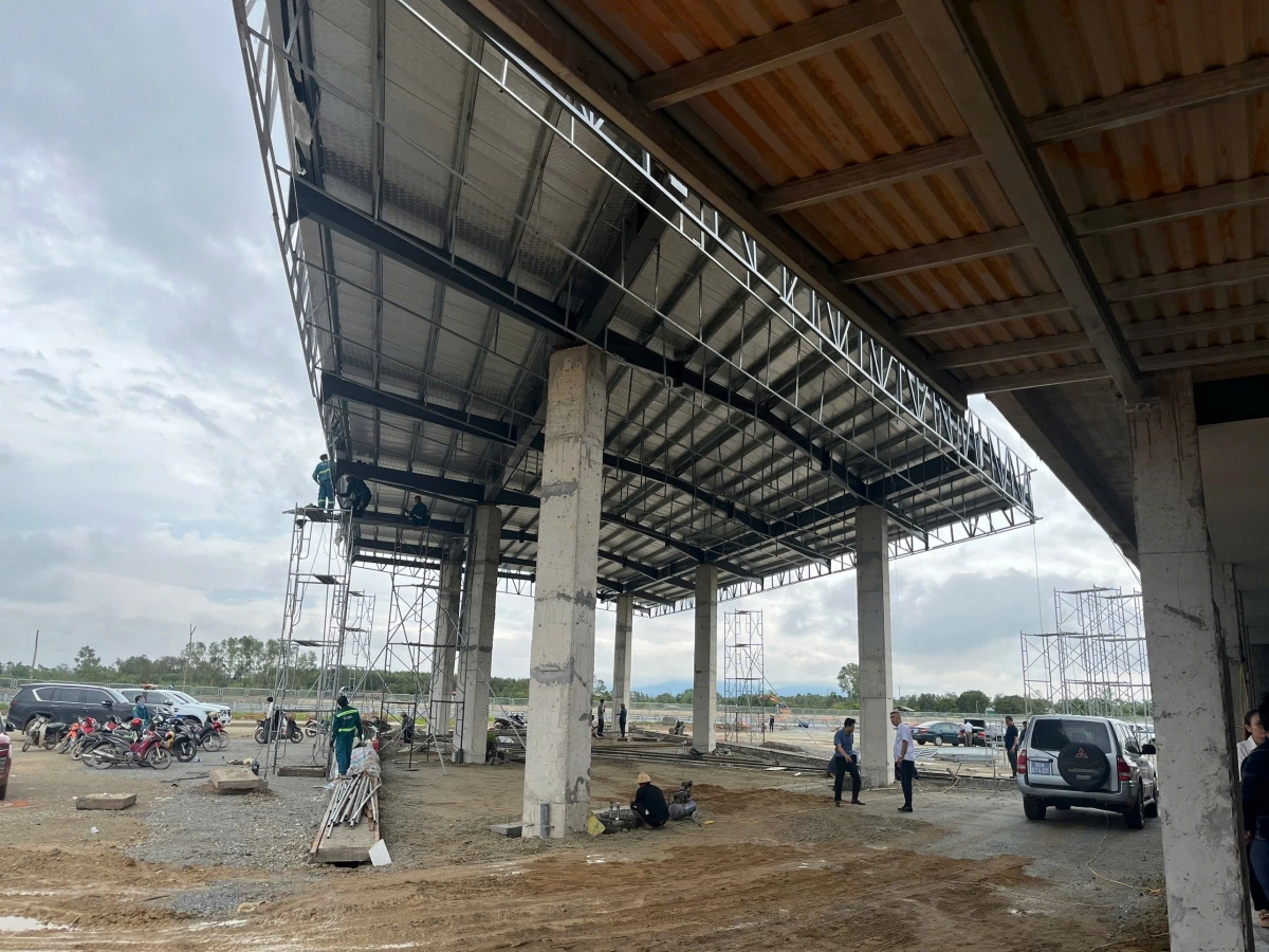  Thi công các hạng mục của trạm dừng nghỉ trên tuyến cao tốc Bắc - Nam. Ảnh: PV