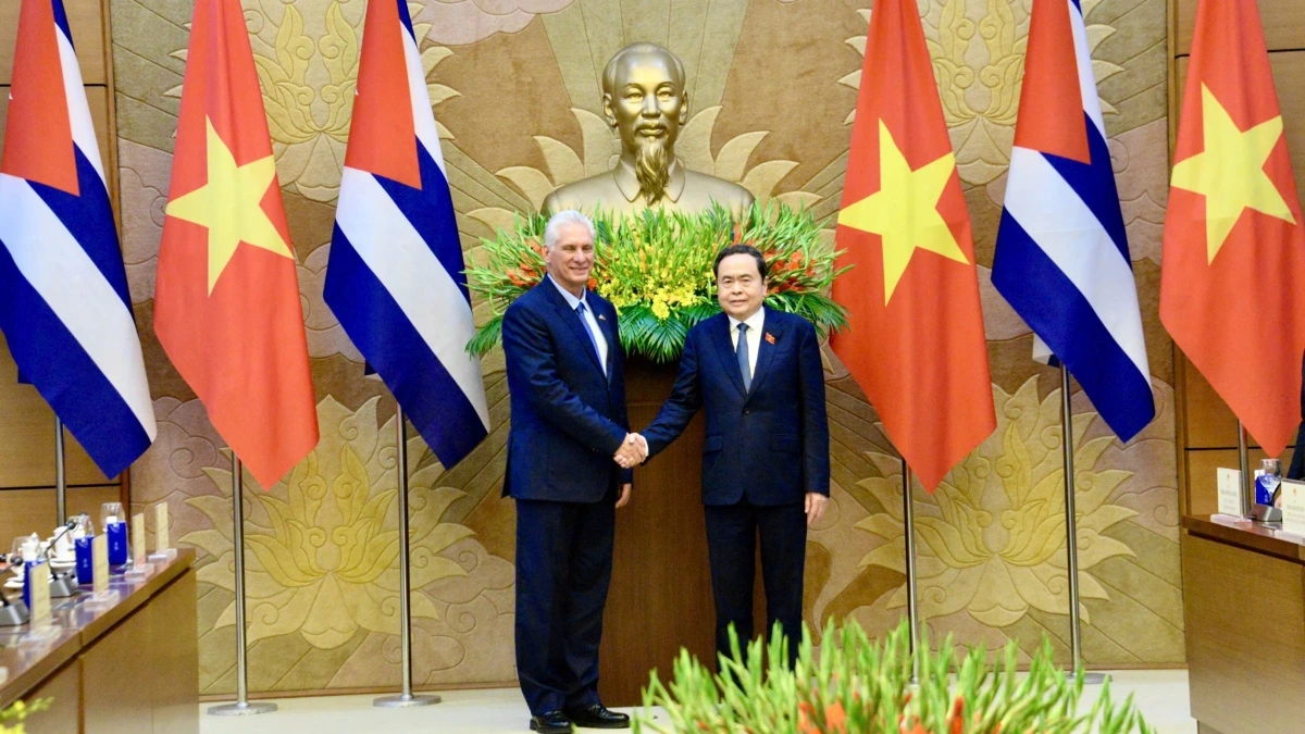 Chủ tịch Miguel Diaz-Canel Bermudez bày tỏ vui mừng trước sự phát triển tốt đẹp của quan hệ giữa hai Quốc hội.