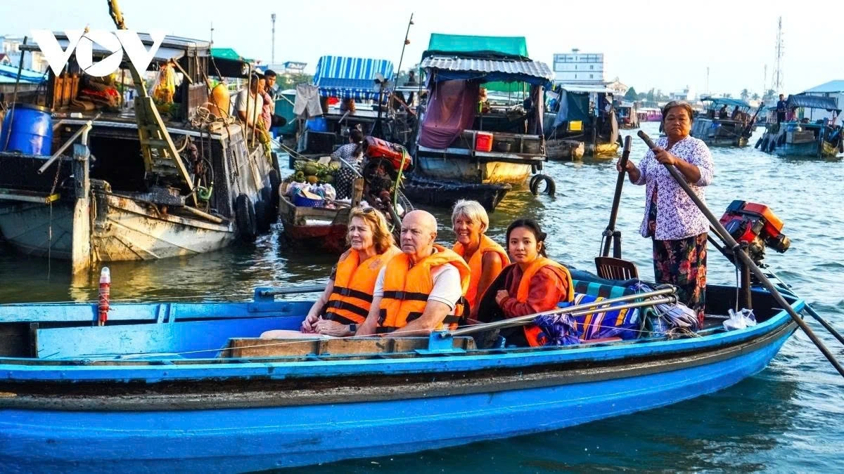 Foreign visitors explore Cai Rang floating market in Can Tho