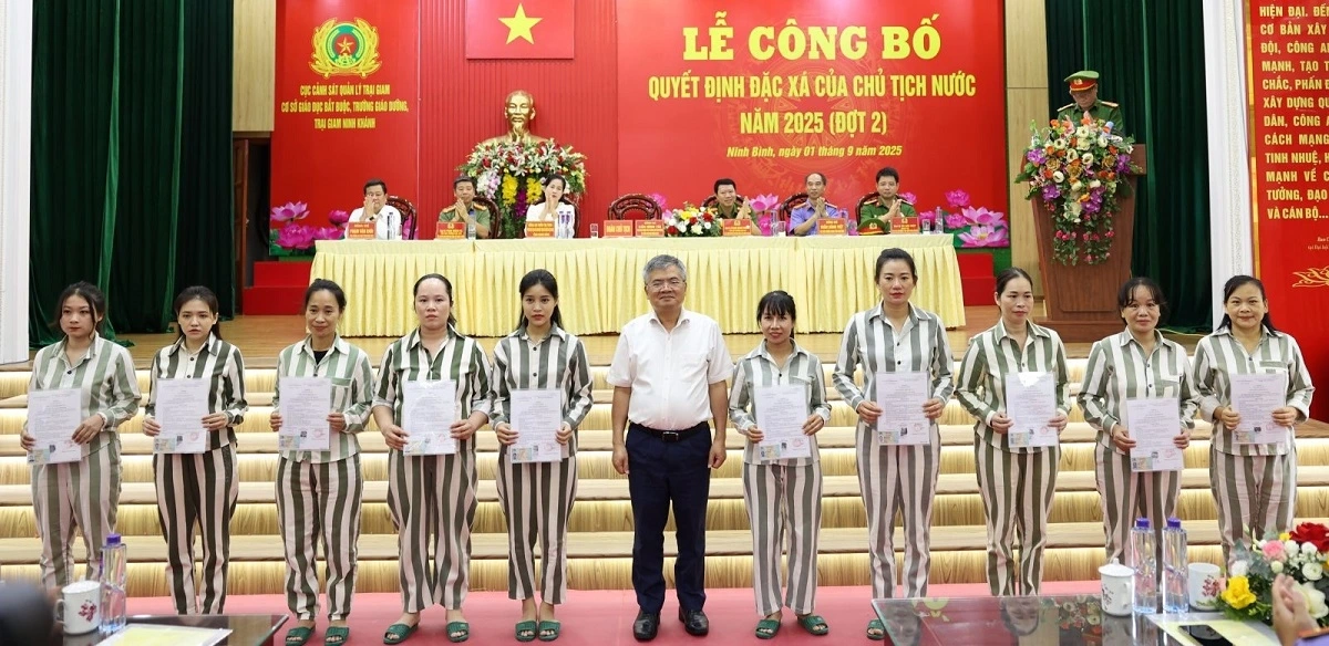 Ông Cấn Đình Tài, Phó Chủ nhiệm Văn phòng Chủ tịch nước, Ủy viên Hội đồng Tư vấn đặc xá năm 2025 trao Giấy chứng nhận đặc xá cho đại diện phạm nhân được đặc xá năm 2025.    Ảnh: Công an Ninh Bình