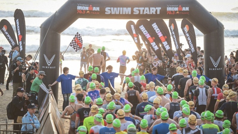 Athletes compete in the IRONMAN 70.3 Da Nang. (Image source: nhandan.vn)