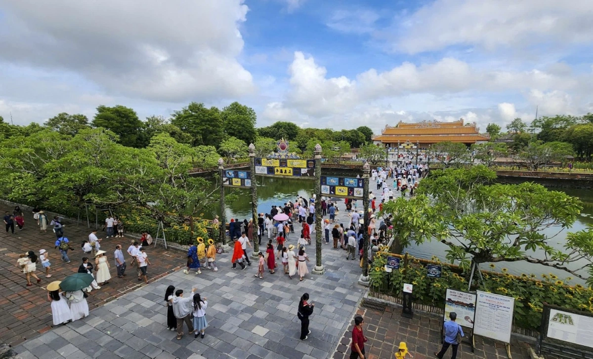 Đông đảo khách du lịch chọn tham quan Huế