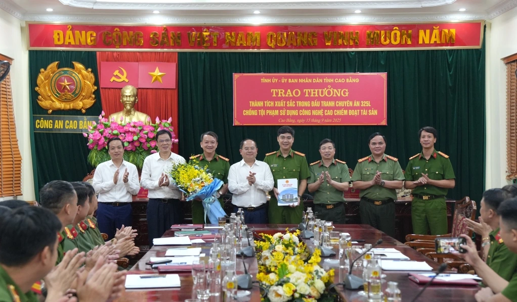 Lãnh đạo Tỉnh ủy, UBND tỉnh Cao Bằng khen thưởng Công an tỉnh về thành tích xuất sắc trong đấu tranh chuyên án 325L chống tội phạm công nghệ cao chiếm đoạt tài sản xuyên quốc gia. Ảnh: Công an tỉnh Cao Bằng cung cấp