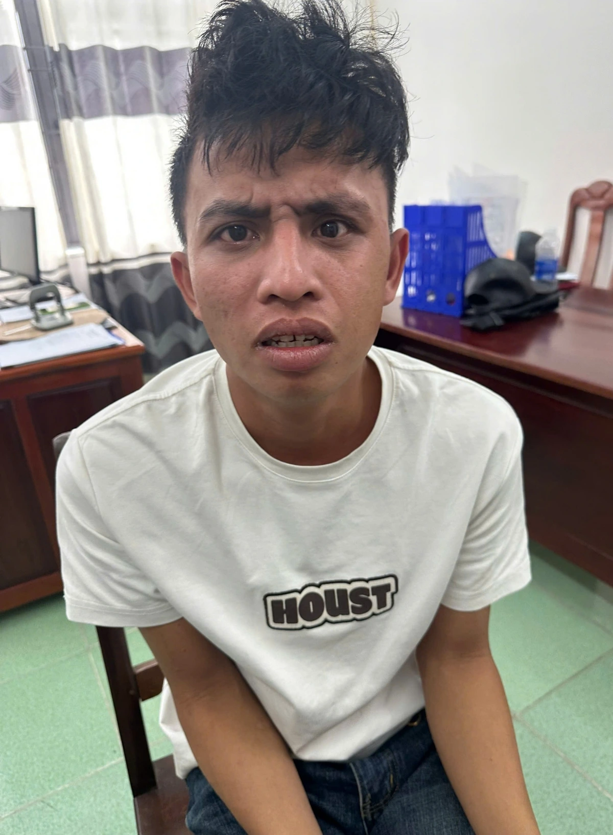 Đối tượng Trần Văn Tiên và Nguyễn Văn Đệ bị tạm giữ để điều tra.