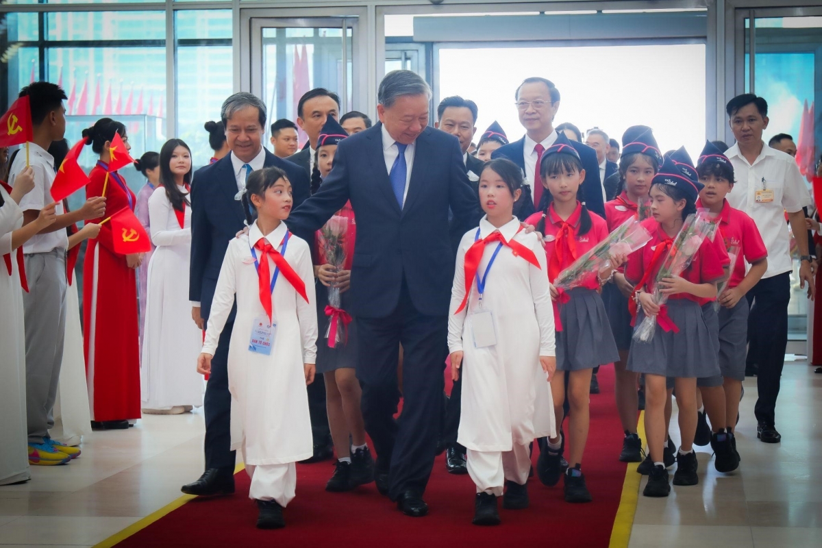 Học sinh TH School đón chào Tổng Bí Thư Tô Lâm và các đại biểu tới dự sự kiện Khai giảng