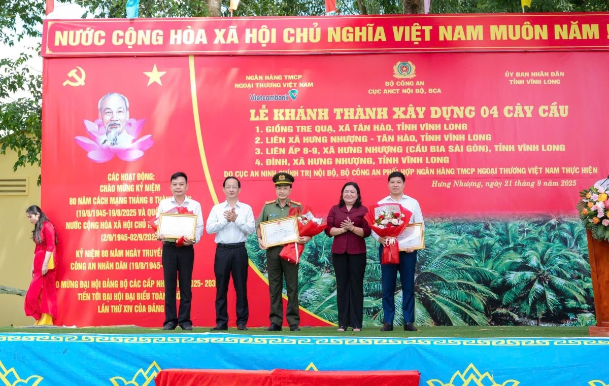 Đồng chí Hồng Quang (ngoài cùng bên phải) đại diện Vietcombank nhận bằng khen của UBND tỉnh Vĩnh Long