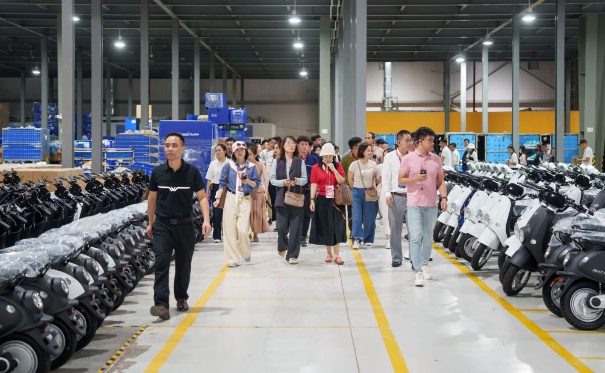Đại diện nhà phân phối thăm nhà máy sản xuất xe máy điện VinFast tại Hải Phòng hôm 15/9