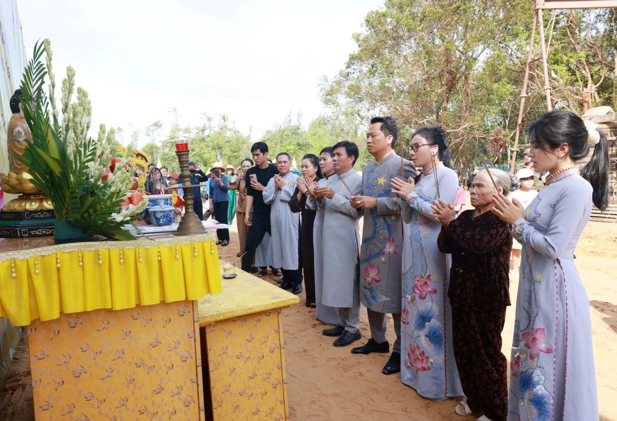 Đại gia đình Mailisa thành tâm trong đại lễ