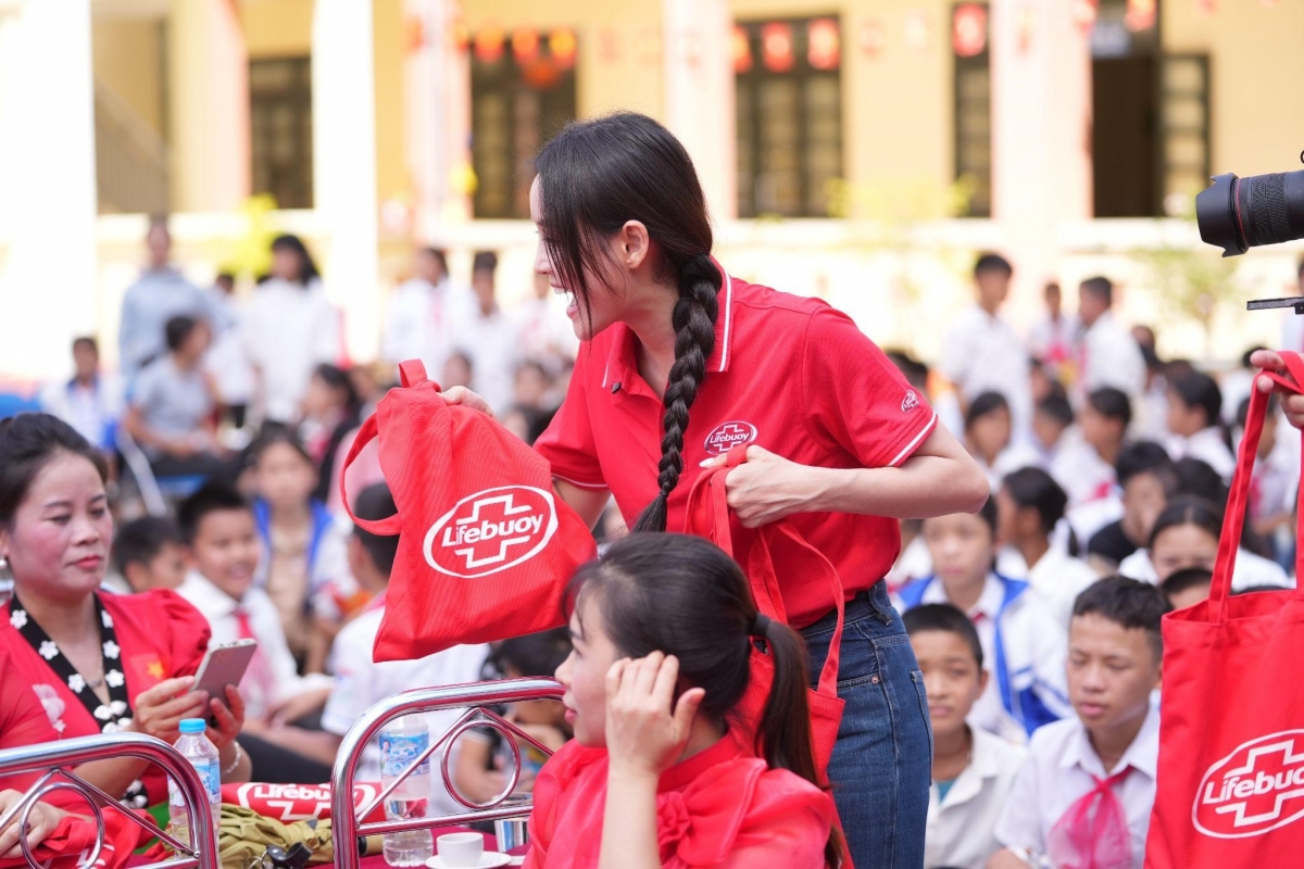 Đại diện Lifebuoy đã trao tặng những phần quà ý nghĩa tới các Thầy, Cô và các em học sinh