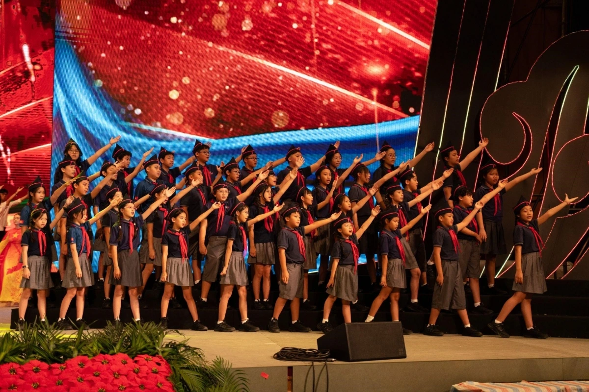 Đội hợp xướng TH School góp mặt trong liên khúc và mashup mở đầu chương trình