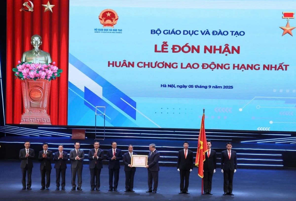 Bộ Giáo dục và Đào tạo vinh dự đón nhận Huân chương Lao động hạng Nhất