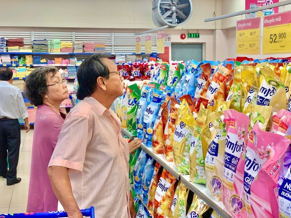 Từ ngày 28/8 - 18/9, khách hàng chỉ cần mua tối thiểu 1 sản phẩm thuộc Unilever là đã đóng góp thành công cho hoạt động CSR "Cùng em vững bước"