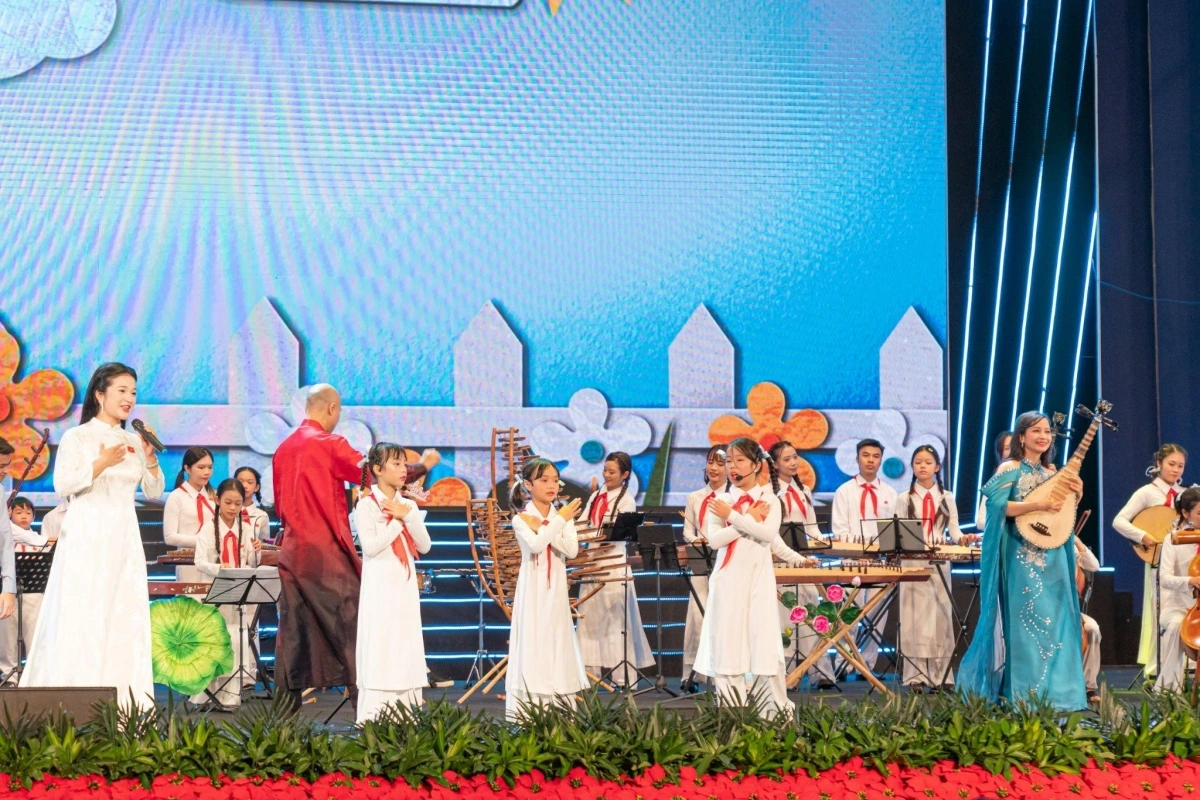 Học sinh TH School có những giây phút tỏa sáng cùng những ca sĩ và nghệ sĩ tên tuổi như: ca sĩ Lê Xuân Hảo, ca sĩ Đỗ Tố Hoa, ca sĩ Tùng Dương, Nhạc trưởng Đồng Quang Vinh...