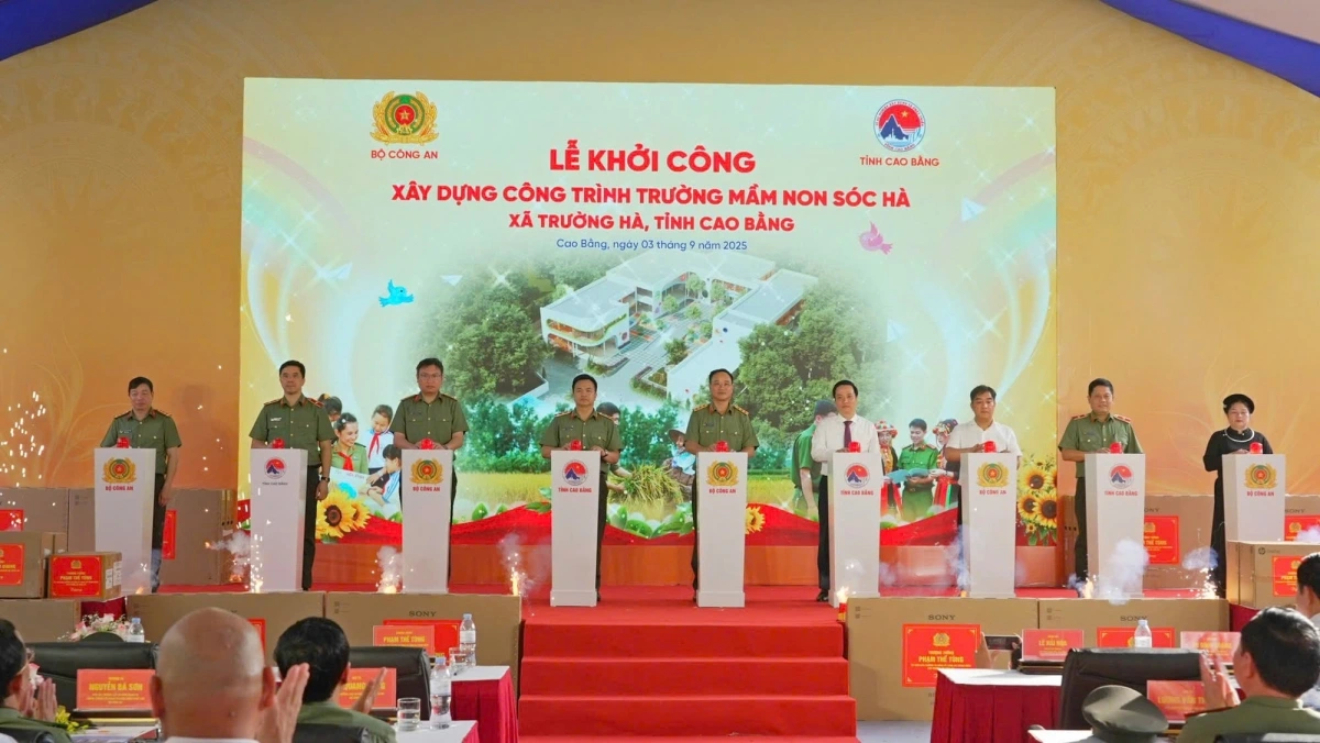 Các đại biểu thực hiện nghi thức khởi công.