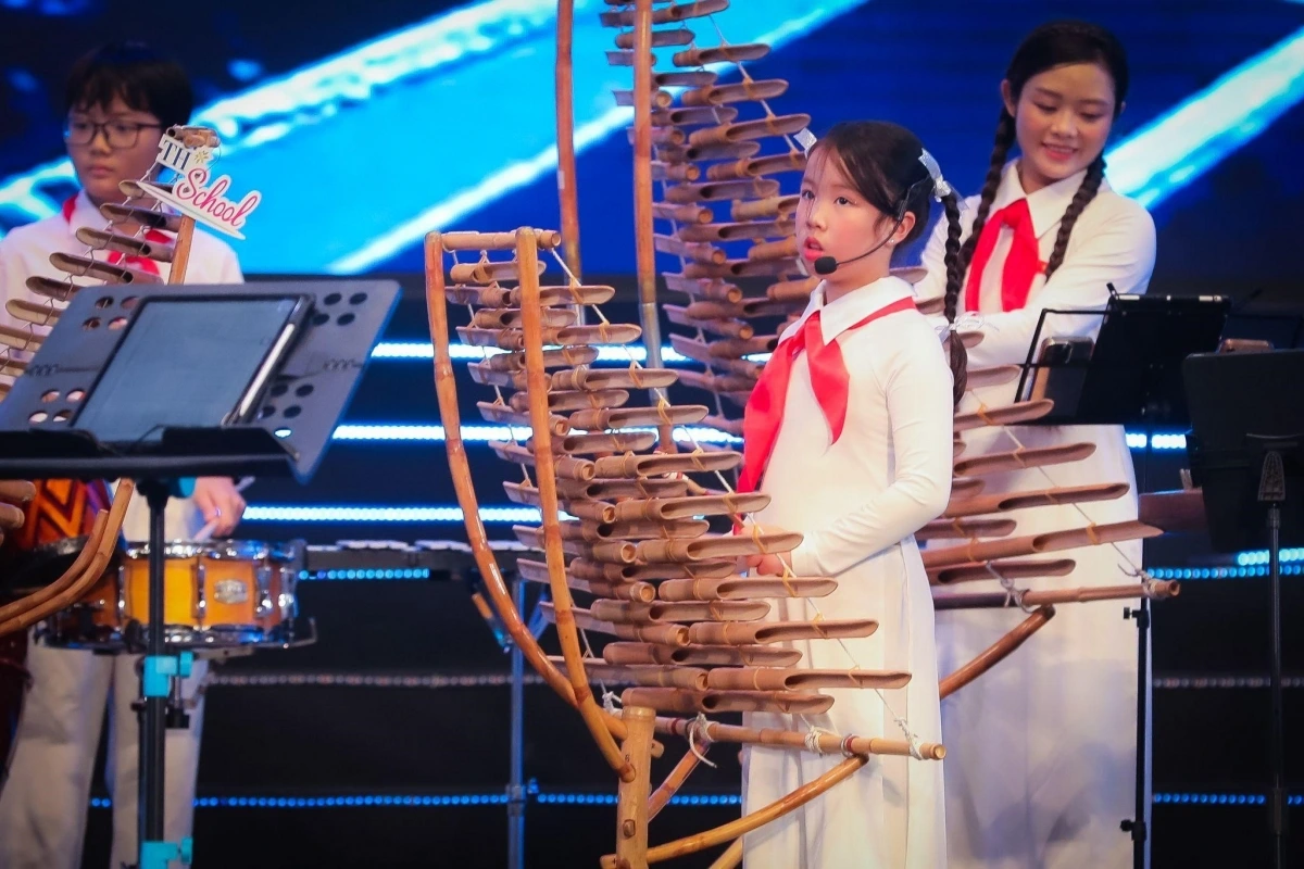Học sinh TH School thể hiện phần chơi đàn T’rưng, một trong những nhạc cụ dân tộc trong chương trình học âm nhạc Việt Nam tại TH School