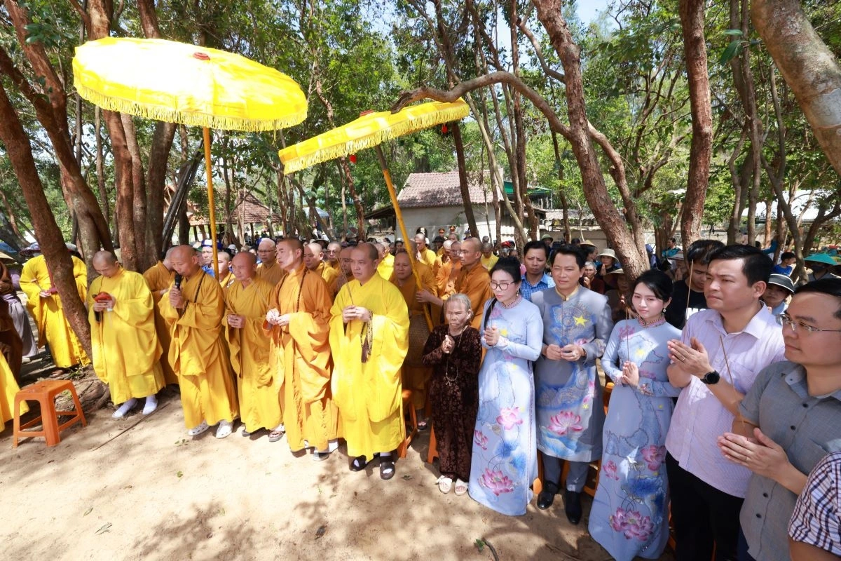 Vợ chồng Mailisa cùng chư tăng bên đại hồng chung, không khí Vu Lan linh thiêng và trang trọng