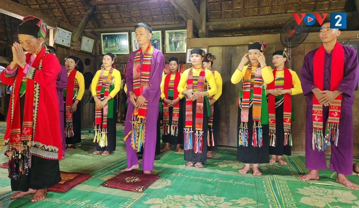 Mọi người thành kính nghe Ậu máy khấn báo thần linh, thổ địa xin được phép tổ chức lễ hội Pôồn Pôông