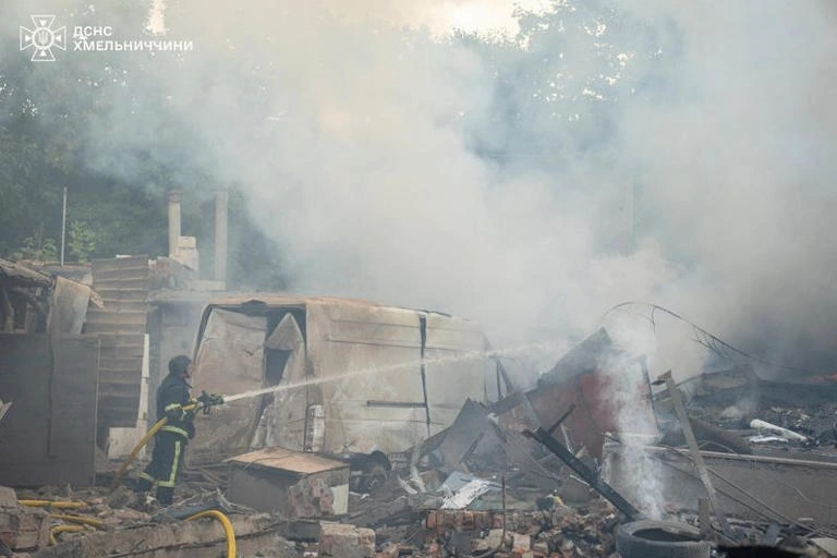 Lực lượng cứu hộ Ukraine làm nhiệm vụ tại Khmelnytskyi. Ảnh: Reuters