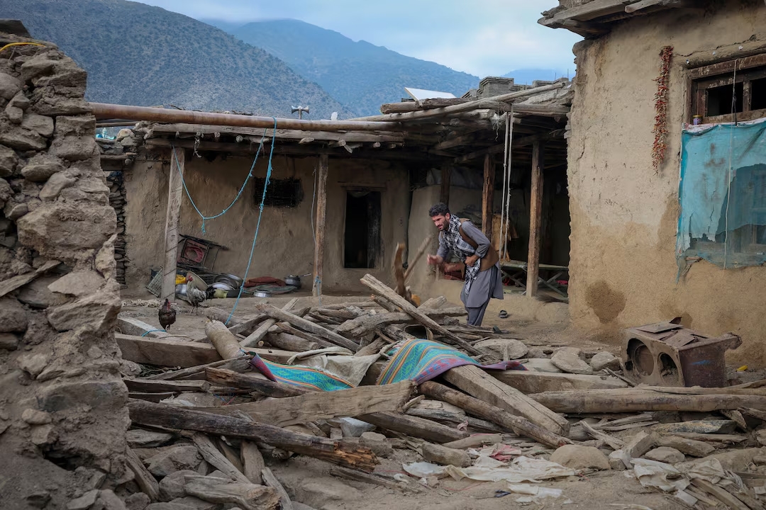 Nhiều ngôi nhà đổ sập do động đất mạnh ở Jalalabad, Afghanistan hôm 31/8. Ảnh: Reuters