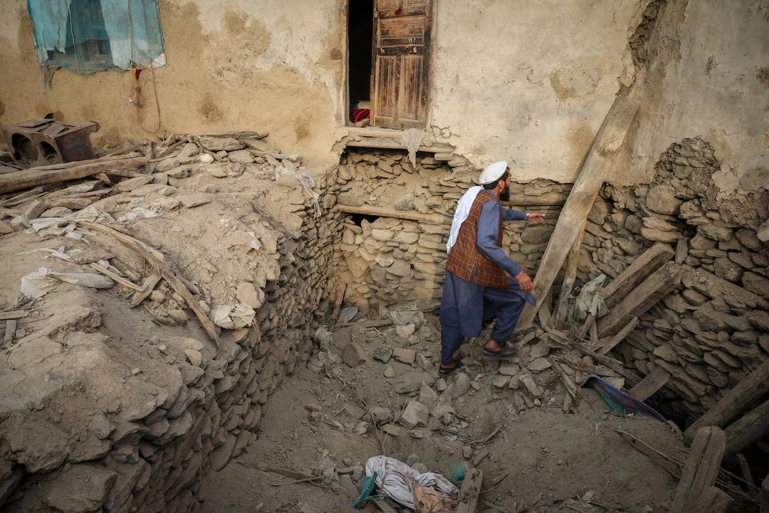 Nhiều ngôi nhà đổ sập do động đất mạnh ở Jalalabad, Afghanistan hôm 31/8. Ảnh: Reuters
