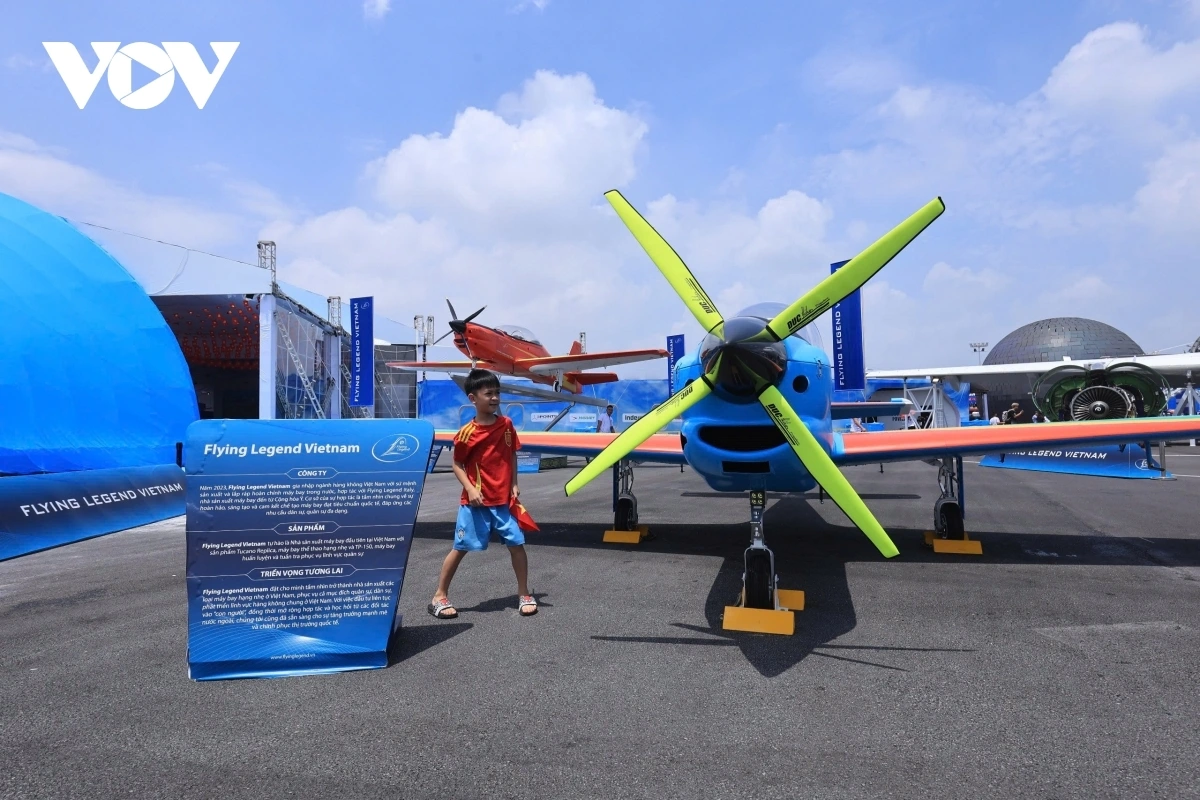 At the exhibition held at the Vietnam Exposition Centre in Hanoi, the “Sky Aspiration” zone spanning an area of ​​about 10,000m2 recreates 30 years of establishment and development of Vietnam's aviation industry.