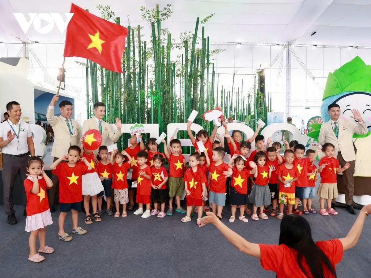Plenty of visitors enthusiastically join activities at Bamboo Airways booth and take photos to keep memories there.