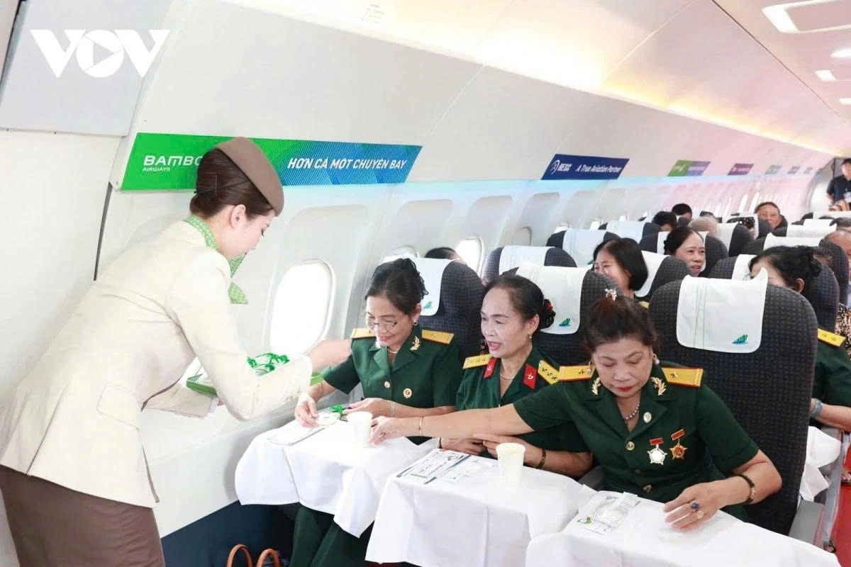 Beyond trying sitting in the cockpit, visitors also have chance to enjoy in-flight services at Bamboo Airways booth.