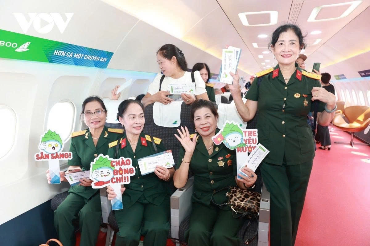 In the check-in area, visitors receive boarding passes, experience modern procedures and learn about Bamboo Airways' flight schedules.