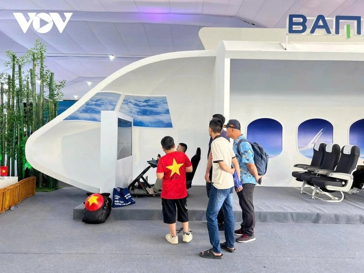 The zone highlights five key milestones in Vietnam’s aviation industry - the history and ambition to conquer the skies; the ground service ecosystem and green development initiatives; airline services along with pilots and flight attendants; a modern aircraft fleet with advances in digital transformation and virtual reality; and the global flight network system.