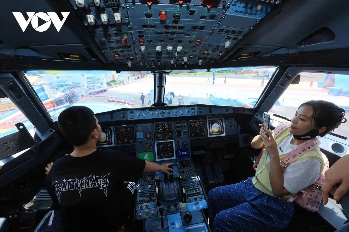 The flight simulator offers participants the realistic thrill of take-off and landing, giving them an unforgettable memory.